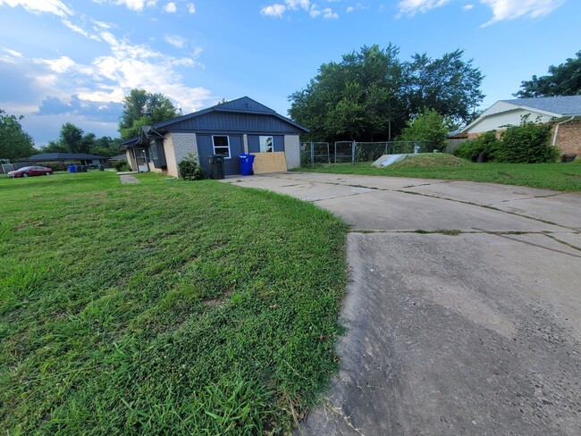 Building Photo - Charming 5 Bedroom House