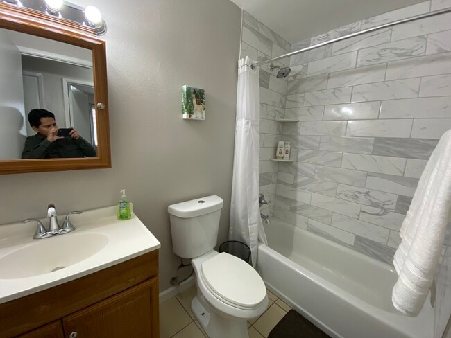 Building Photo - 905 Center St