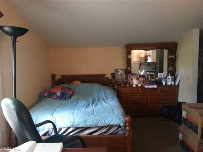 Bedroom area wth large closet - 700 Woodstock Rd