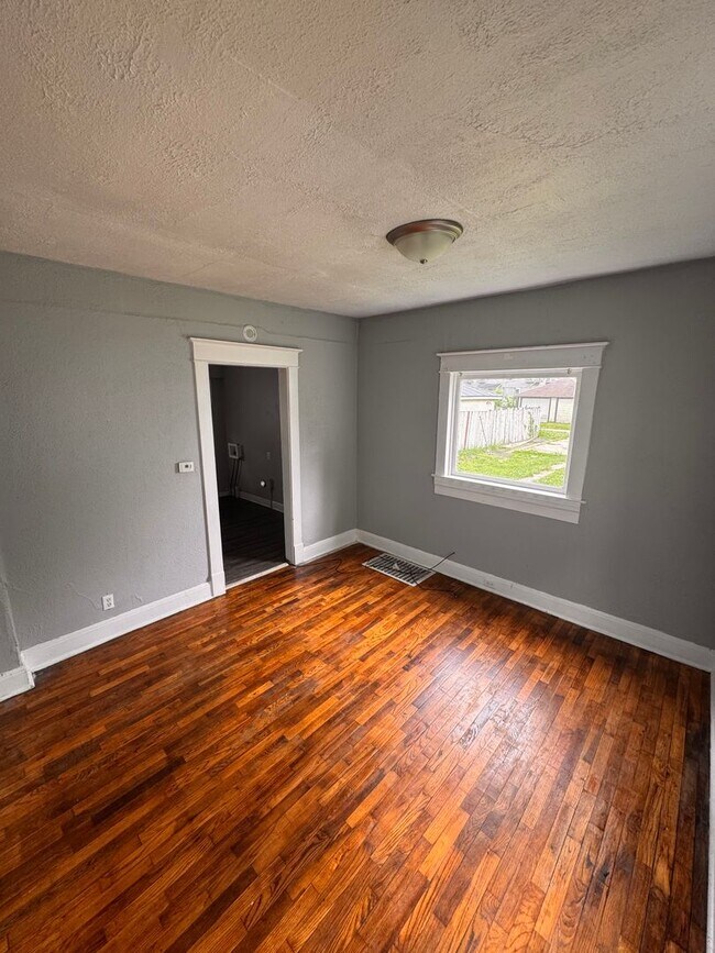 Foto del edificio - Large 4 bedroom Home