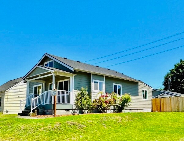Unit A is a fully renovated 4 bedroom 2 bath home in Lincoln district - 3637 S Ainsworth Ave