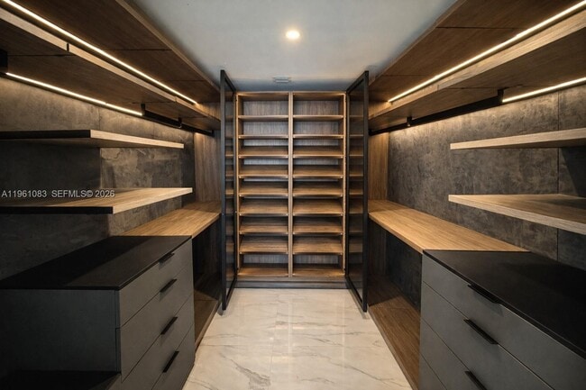 Building Photo - 700 NE 24th St