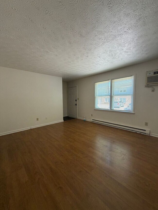 Building Photo - FIRST MONTH HALF OFF! - 2 Bedroom in Versailles!