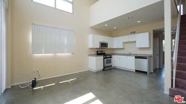 Building Photo - 922 W 23rd St