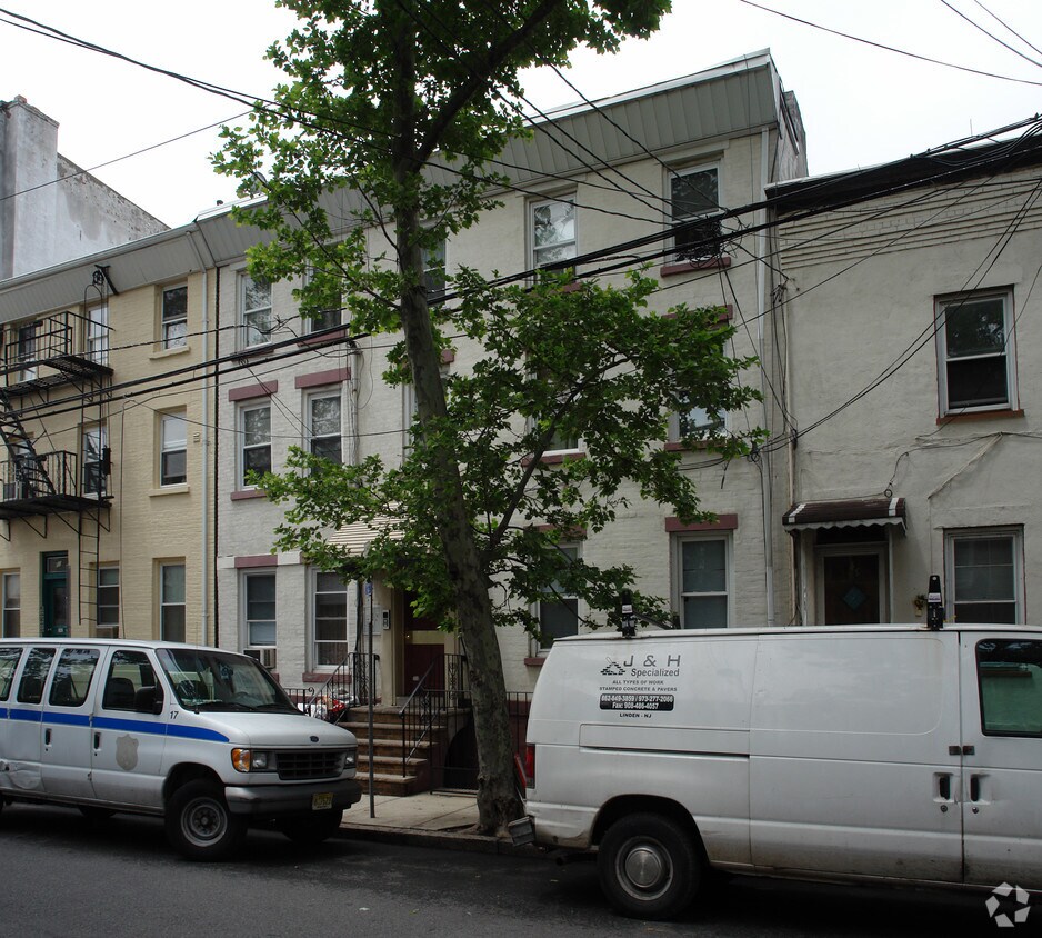 Building Photo - 49 Madison St