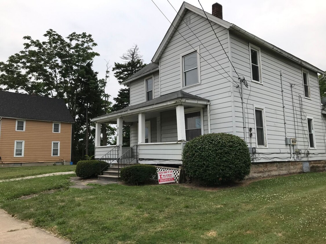 818 Lake Ave Unit Up, Elyria, OH 44035 Room for Rent in Elyria, OH