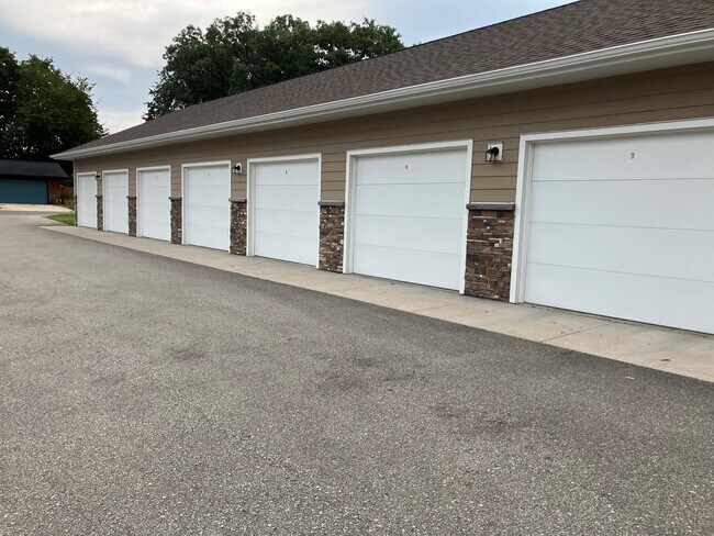 Estacionamiento asignado en garaje - 916 Cedar Dr