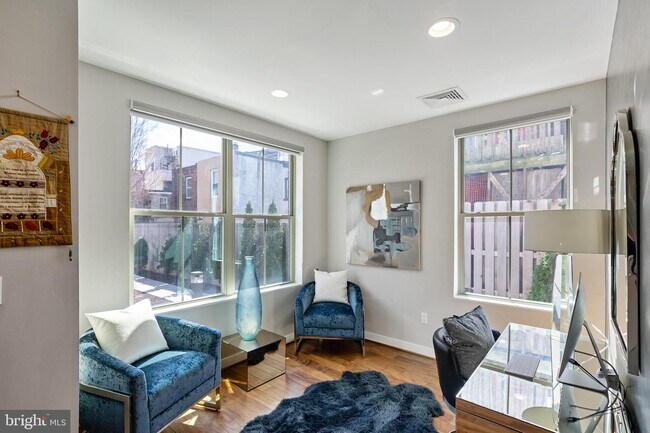 Building Photo - 1432 S Leithgow Terrace