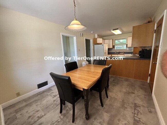 Building Photo - Charming 3 bed/2 bath home in a great loca...