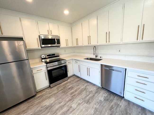 Building Photo - 3359 Mentone Ave