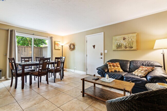 Building Photo - 385 Camelback Rd