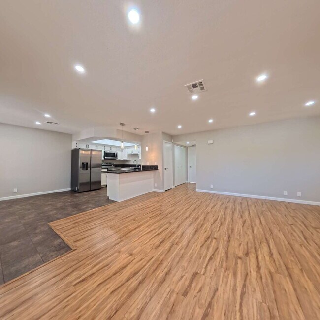 Foto del edificio - Stunning 2-Bedroom Condo 2nd Floor at The Lakes!