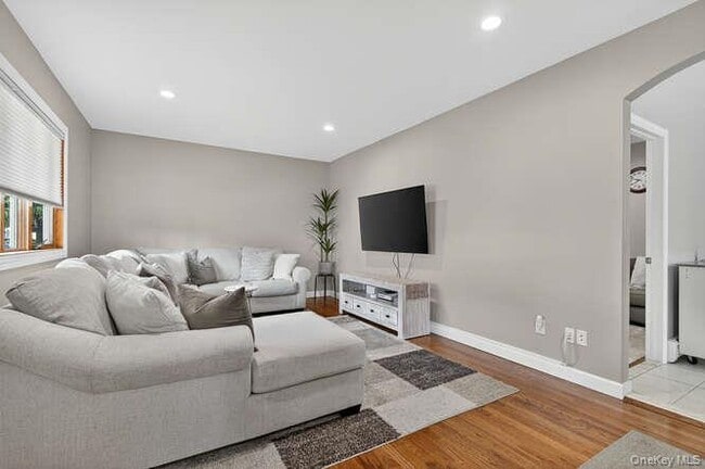 Foto del edificio - 132 Roosevelt Ave