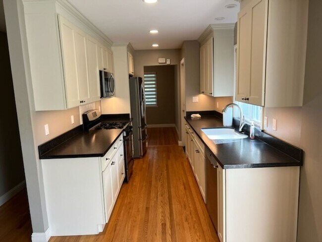 Foto del edificio - Beautiful updated home with all stainless steel appliances, hardwood floors throughout, and a lar...