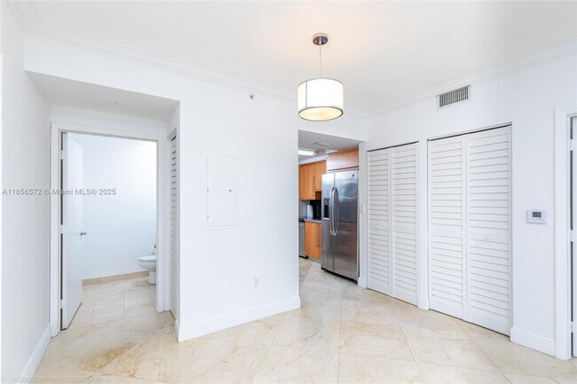 Foto del edificio - 6365 Collins Ave