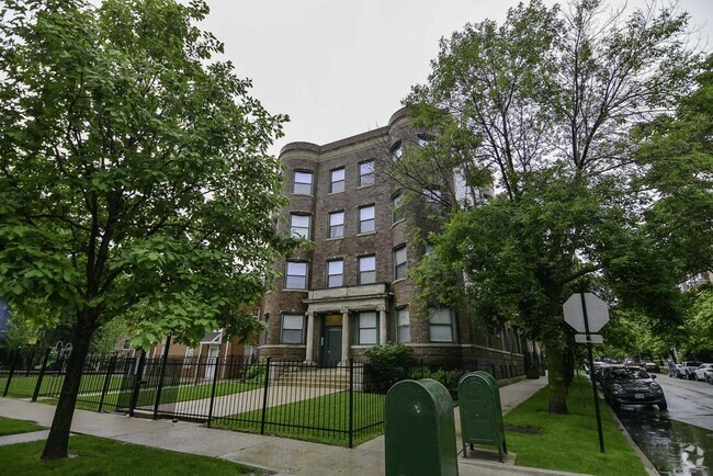 Building Photo - 1311 W Leland Ave