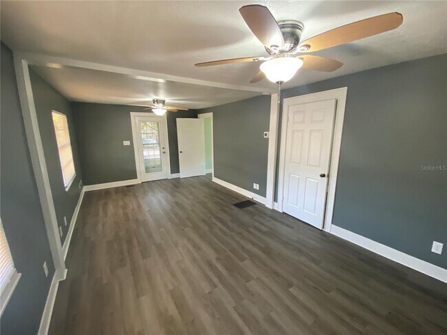 Foto del edificio - 227 E Barnes Ave
