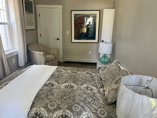 Bedroom w/ fan (3 windows) dimmer switch - 15-1 Nashua St