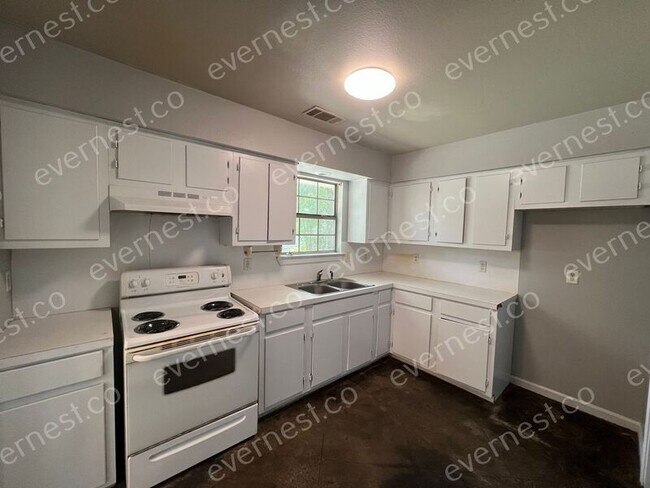 Building Photo - 816 W 35th St