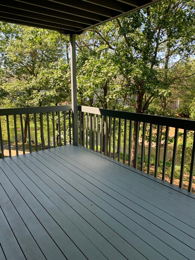 Foto del edificio - 30 Ledgewood Hills Dr
