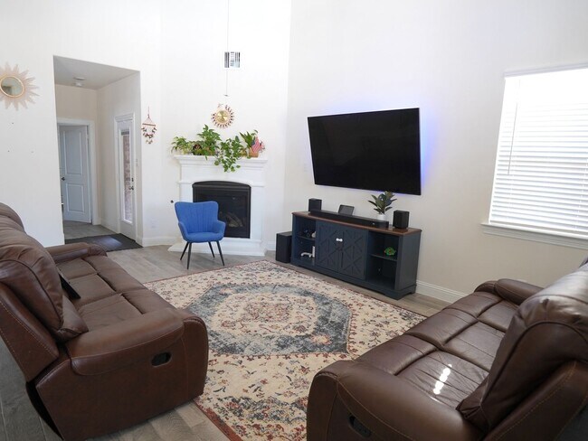 Foto del edificio - 4 Bedroom 2.5 Bath Single Family Home in U...