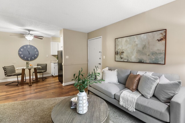 Sala de estar modelo - River's Edge Apartments