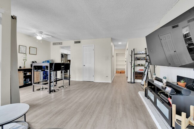 Building Photo - $0 DEPOSIT OPTION.  CHARMING 2 BED 2 BATH ...
