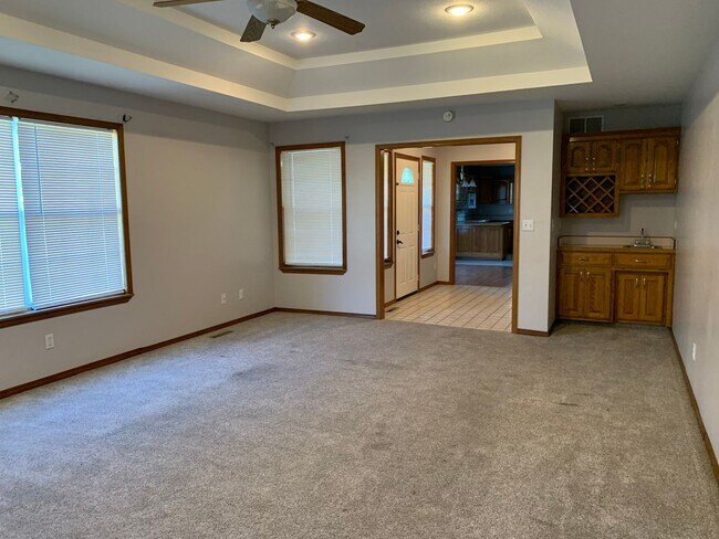 Building Photo - 802 Briarbrook / 92 Hedge Dr