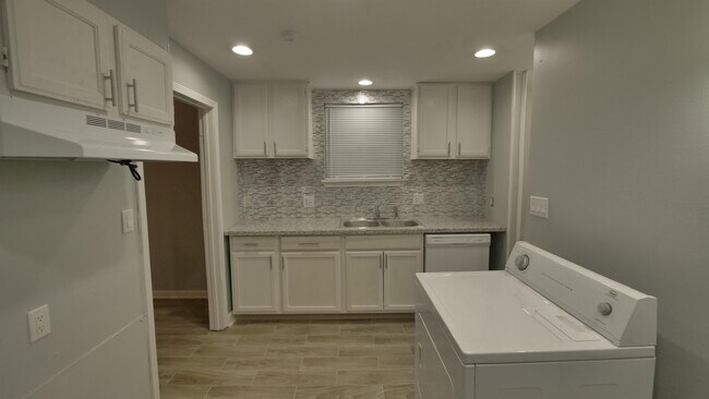 Building Photo - 2021 St Anthony St