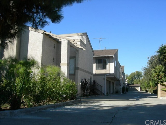 Building Photo - 2645 Santa Ana Ave