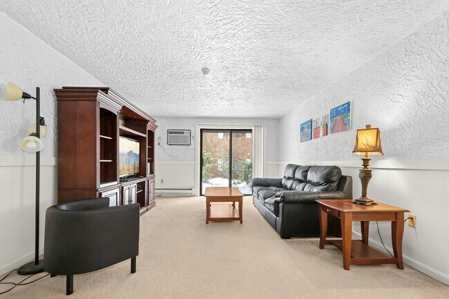 Foto del edificio - 318 Codman Hill Rd