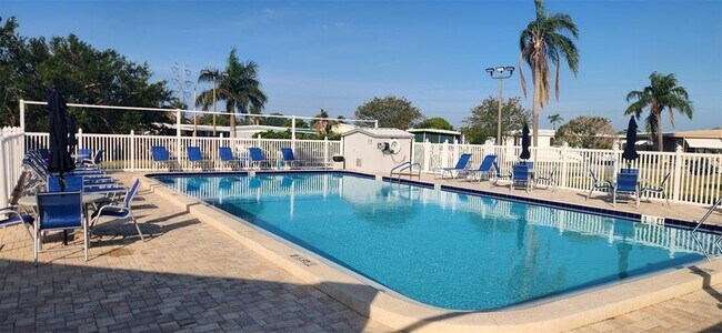 Foto del edificio - 373 Majesty Dr