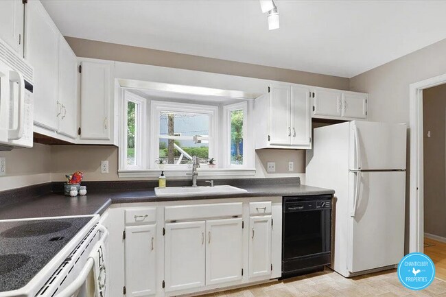 Foto del edificio - 5738-5733 3 Oaks Dr