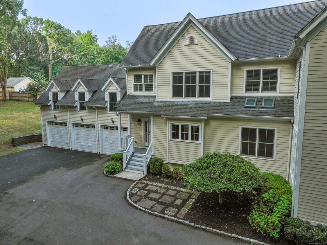 Primary Photo - 83 Camp Ave