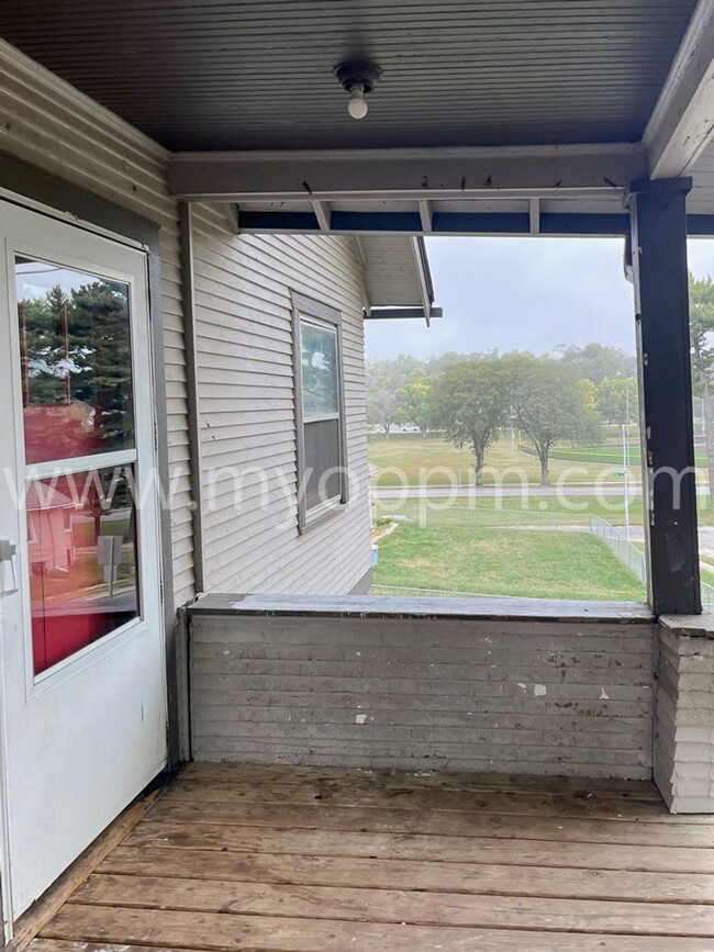 Building Photo - 2 Bedroom / 1 Bath Home Near Fontenelle Park!