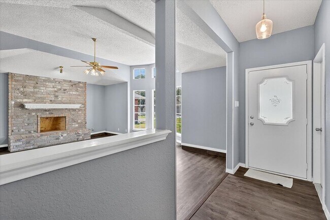 Foto del edificio - 6826 Holiday Ln