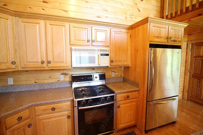 Building Photo - 4 bed / 3.5 bath home
