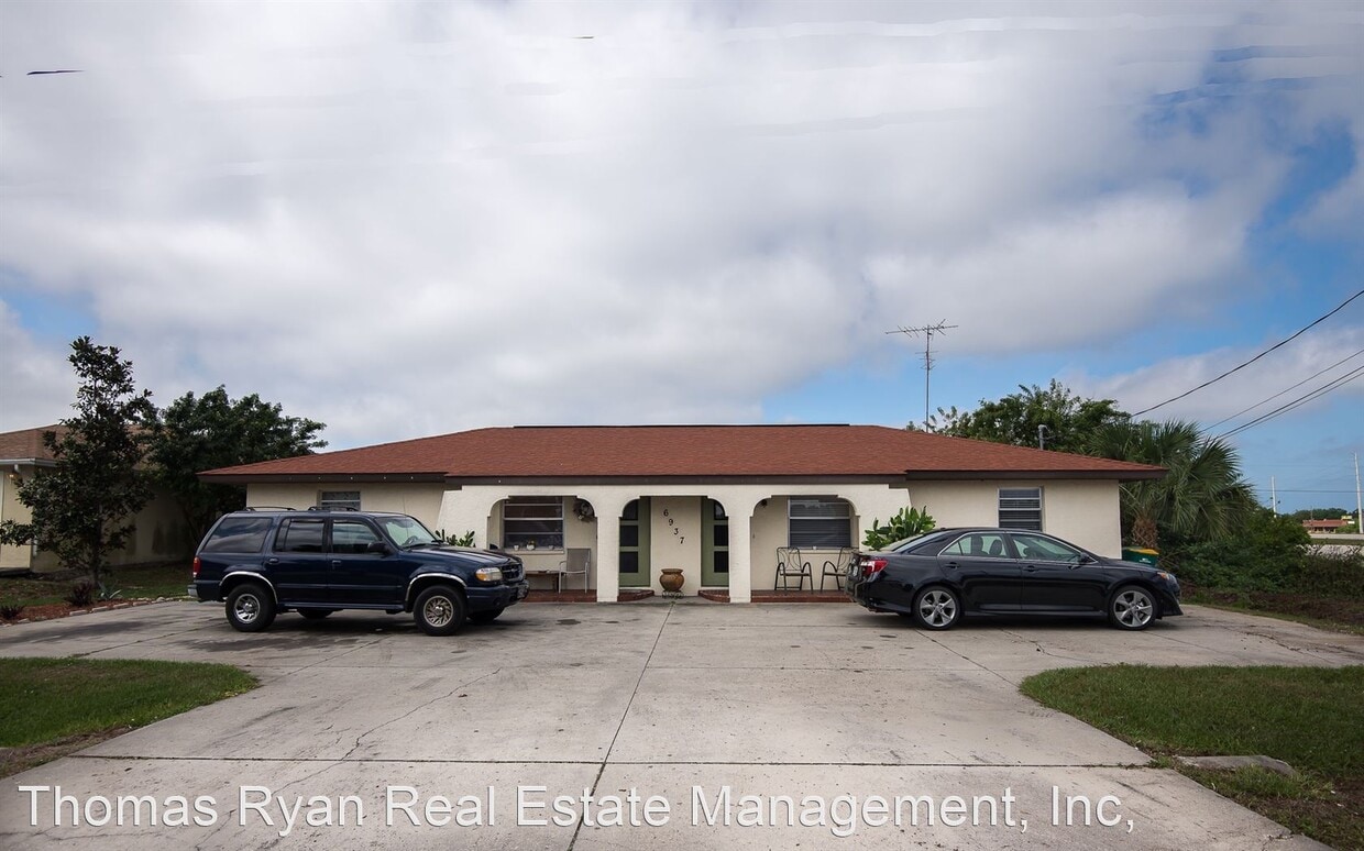 6937 Regina Dr, Englewood, FL 34224 Room for Rent in Englewood, FL