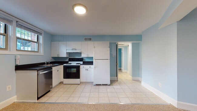Foto del edificio - Capitol Hill One Bedroom One Bathroom in secure building! Move-in fee waived!!
