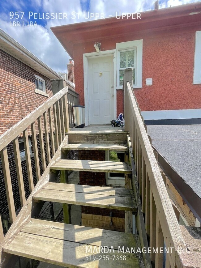 Photo du bâtiment - MODERN 1 BED/1 BATH UPPER UNIT - DOWNTOWN PLUS HYDRO & GAS