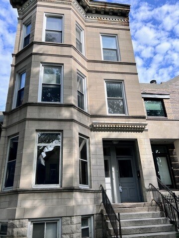 Primary Photo - 1028 W Oakdale Ave