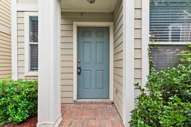 Foto del edificio - Stylish 2-Bed, 2-Bath Home with Unique Ups...