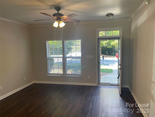Foto del edificio - 5044 Parkview Way