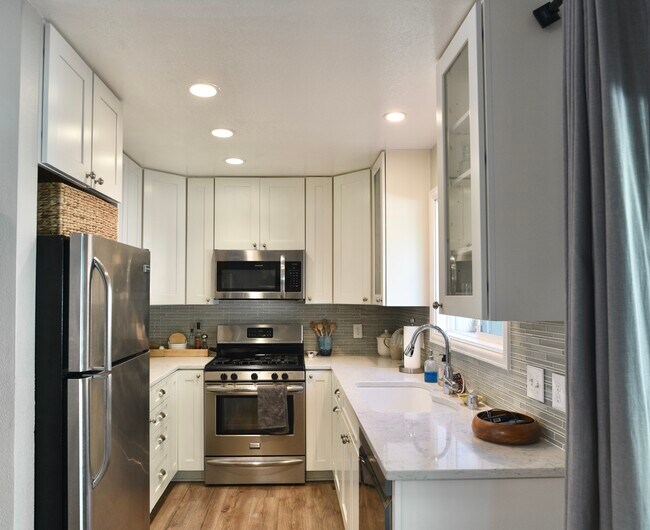 Building Photo - 2740 Lakeview Dr