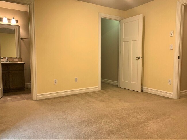 Foto del edificio - Lovely, Spacious 3 bed/2.5 bath townhome i...