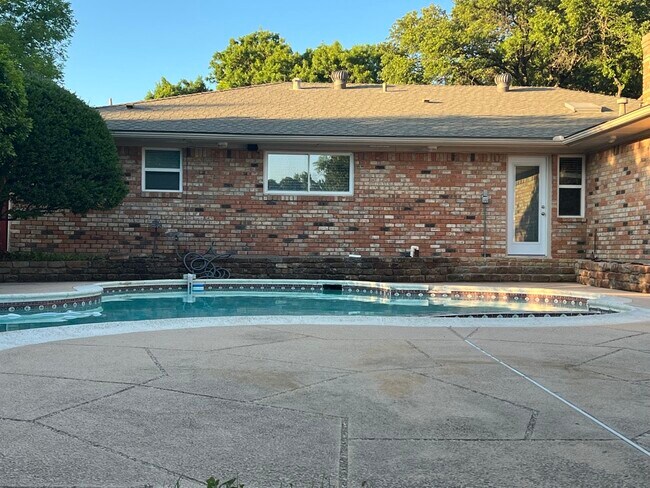 Foto del edificio - 2401 Westridge Dr