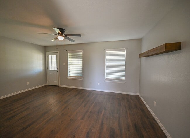 Building Photo - Cozy 3 Bedroom 2 Bath beautiful brick home...