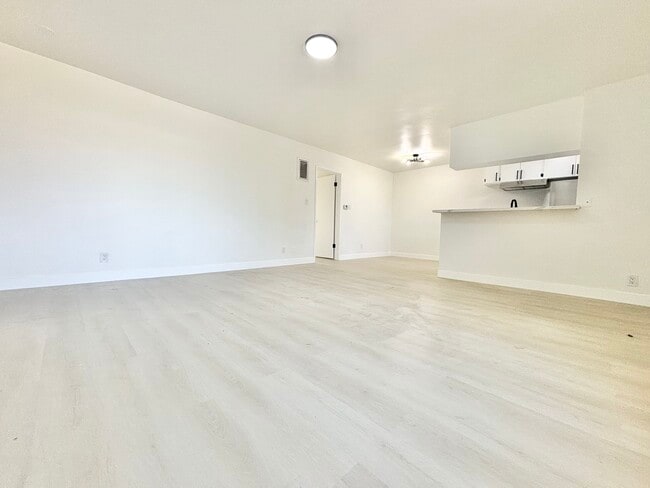 Building Photo - 700 Glenway Dr