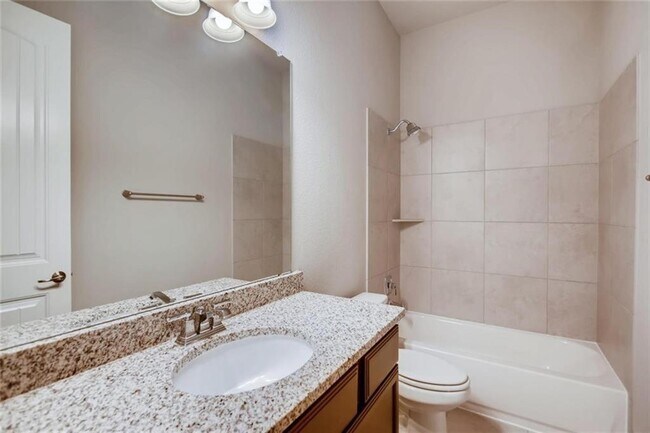 Foto del edificio - 913 Mckavitt Dr
