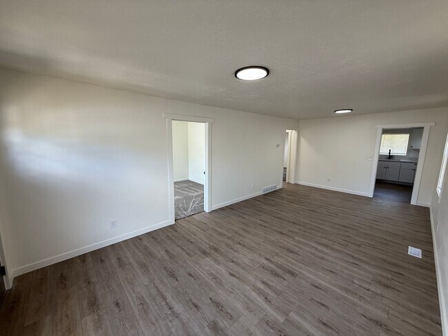 Building Photo - Newley renovated 4 bedroom home!